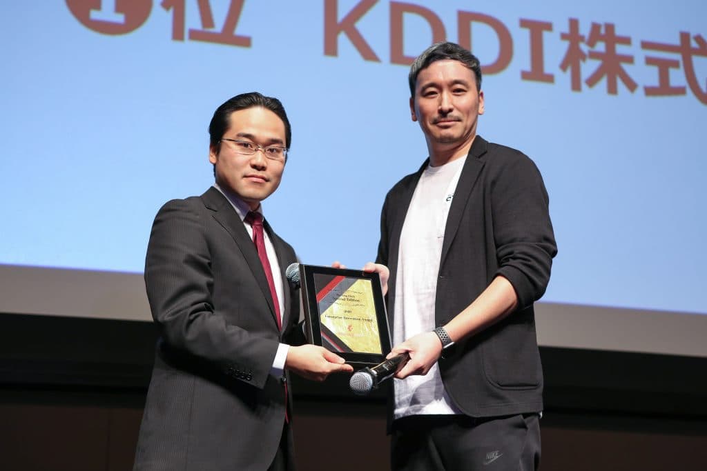 デロイト トーマツ ベンチャーサポート 代表取締役社長 斎藤祐馬 (左) とKDDI 経営戦略本部 ビジネスインキュベーション推進部 部長 中馬和彦 氏 (右)